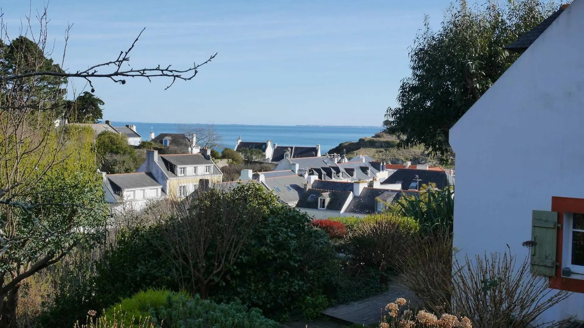 Maison Au Bord De Mer Avec Jardin Paysager, Proche Port Et Commerces A Sauzon - Fr-1-418-49